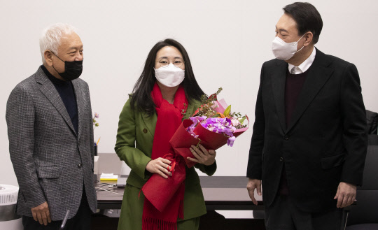 신지예(가운데) 새시대준비위원회 수석부위원장이 지난달 20일 서울 여의도 새시대준비위 사무실에서 열린 영입인사 환영식에서 김한길(왼쪽) 새시대준비위원회 위원장, 윤석열 대선후보와 함께 기념촬영을 하고 있다. 국회사진기자단=연합뉴스